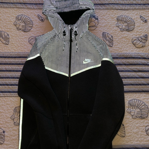 NIKE TECH RAIN JACKET REFLECTIVE - Picture 2 of 5